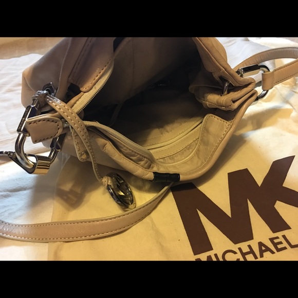 Michael Kors Purse with DustBag 🚨PRICE DROP‼️ - Picture 2 of 8